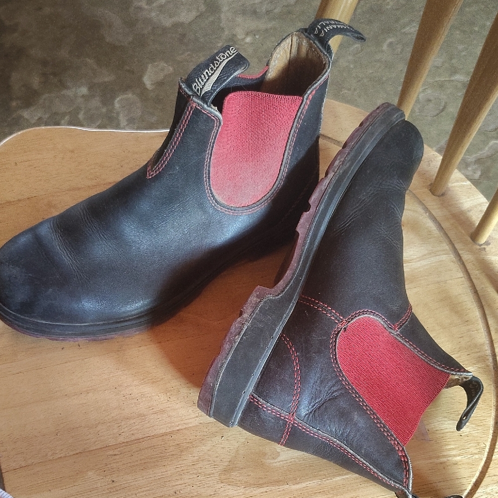 Snazzy Blundstone Black and Red Leather Boots Men's 7.5 Or Women's 9